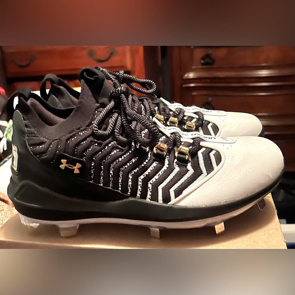 Mens size 9.5 UA Lead Off Harper 9 Pro St Black and White Baseball Cleats!